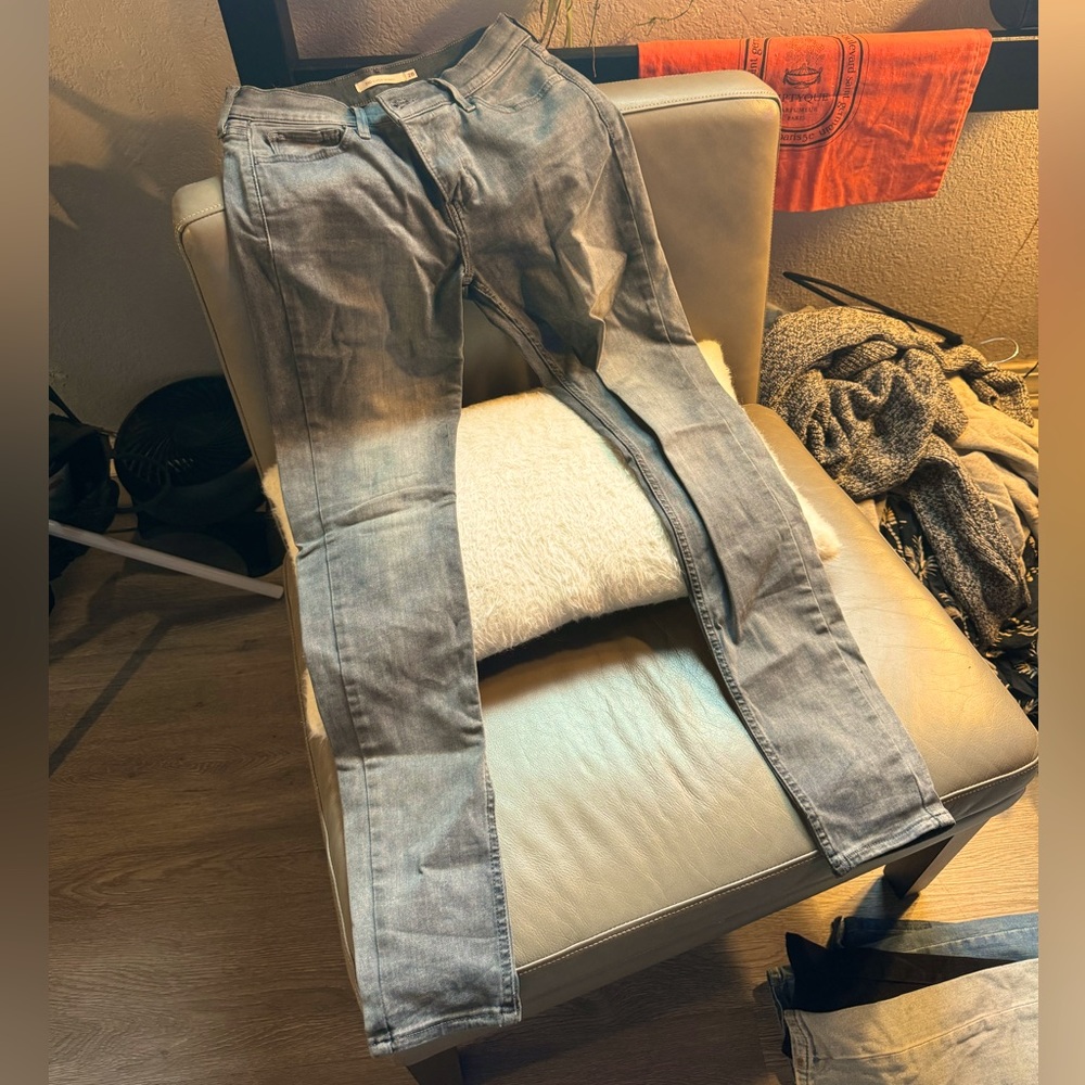 Gray Levi’s jeans